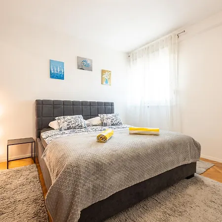 Diocles Place Apartmán *